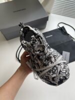 Sneaker Balenciaga con design artistico e stile moderno, dettaglio unico e raffinato.