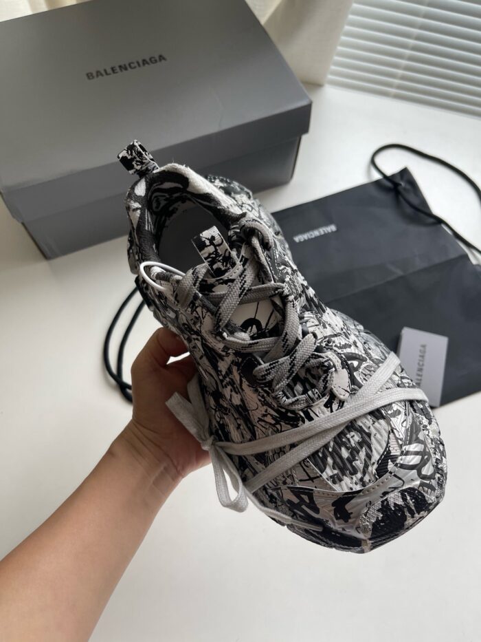 Sneaker Balenciaga con design artistico e stile moderno, dettaglio unico e raffinato.