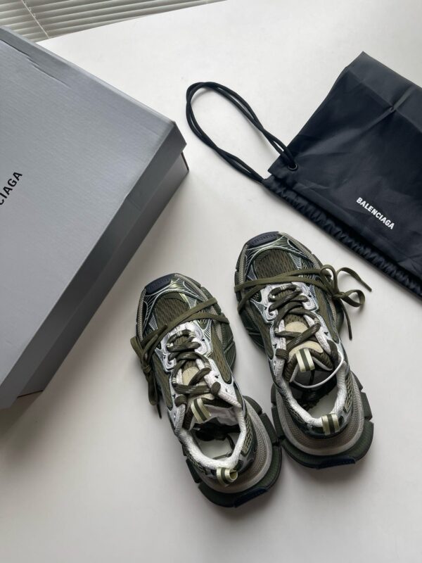 Sneakers moderne e di lusso con scatola minimal, borsa nera e design sofisticato.
