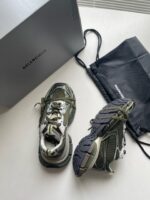 Sneakers moderne olive green con packaging elegante e accessorio cerniera, ideali per stile e comfort quotidiano.