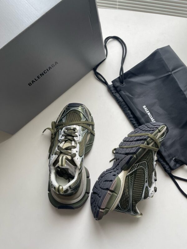 Sneakers moderne olive green con packaging elegante e accessorio cerniera, ideali per stile e comfort quotidiano.