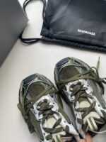 Sneakers di design con borsa Balenciaga: stile moderno, dettagli curati e look trendy.