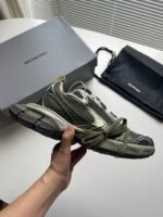 Sneaker Balenciaga moderna in verde e grigio con design elegante e comfort premium.