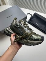 Sneaker moderna olive verde con design innovativo, dettagli eleganti e suola ammortizzata, in confezione premium.