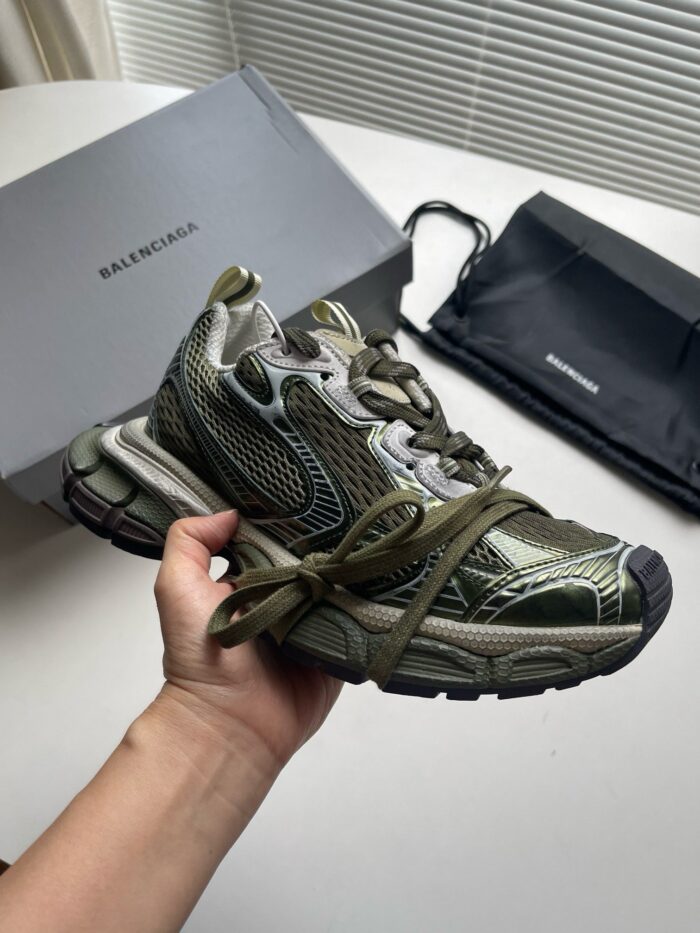 Sneaker moderna olive verde con design innovativo, dettagli eleganti e suola ammortizzata, in confezione premium.