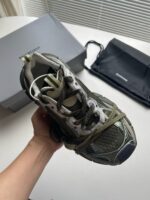 Sneaker sportiva Olive Green con dettagli in mesh, support sintetico e design moderno.