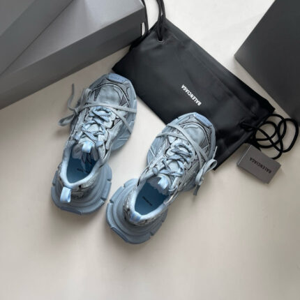 Sneakers blu moderne con borsa elegante, stile urbano e design sofisticato per outfit alla moda.