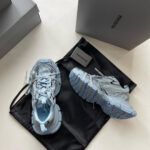 Sneakers blu moderne con borsa da trasporto e scatole eleganti per uno stile sofisticato.