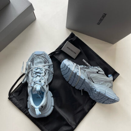 Sneakers blu moderne con borsa da trasporto e scatole eleganti per uno stile sofisticato.