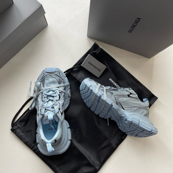 Sneakers blu moderne con borsa da trasporto e scatole eleganti per uno stile sofisticato.