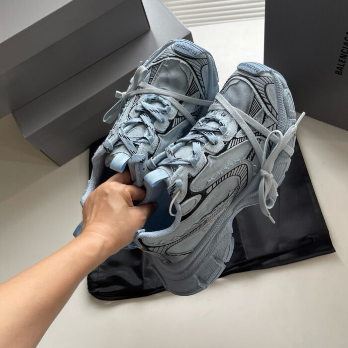Scarpe sneakers eleganti in confezione premium, stile moderno, perfette per moda e comfort.