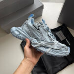 Sneaker blu moderna, design elegante, comfort elevato, dettagli innovativi, perfetta per stile e performance.