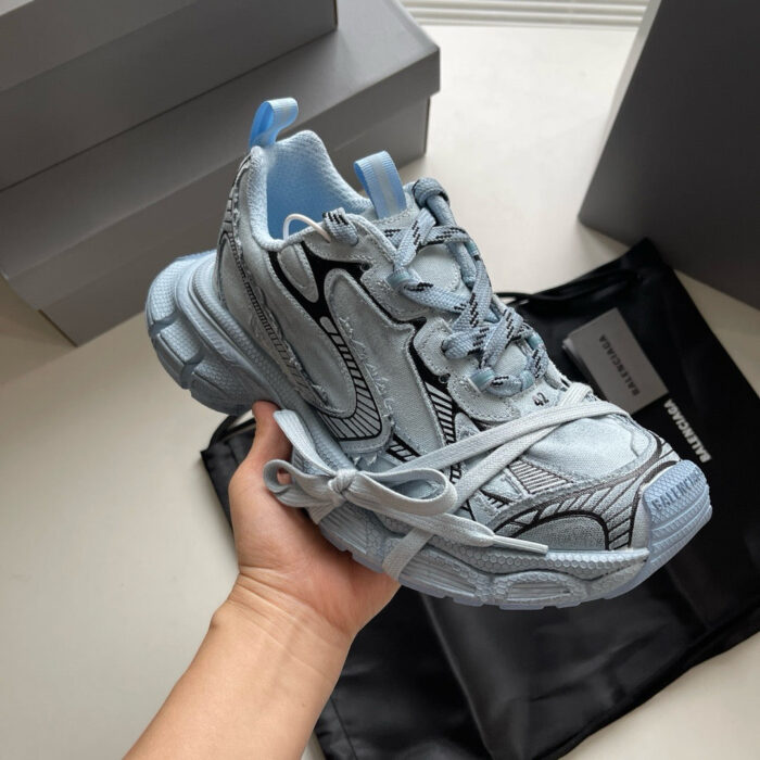 Sneaker moderna in blu con suola chunky, dettagli in mesh e design urbano elegante.