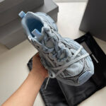 Sneaker pastel blu con dettagli moderni, lace-lock e design elegante, ideale per stile e comfort.