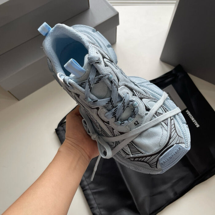Sneaker pastel blu con dettagli moderni, lace-lock e design elegante, ideale per stile e comfort.