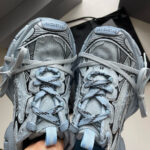 Sneakers moderne blu chiaro, design trendy e dettagli raffinati, ideali per stile e comfort.