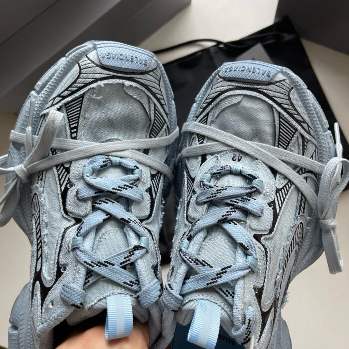 Sneakers moderne blu chiaro, design trendy e dettagli raffinati, ideali per stile e comfort.