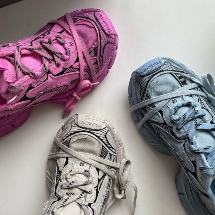 Scarpe da sneaker moderne in colori vivaci su sfondo bianco, stile trendy e alla moda.