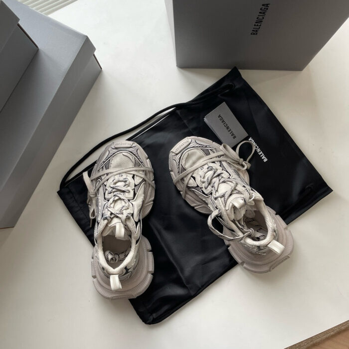 Sneakers di lusso con design moderno e dettagli premium, perfetti per uno stile elegante e casual.