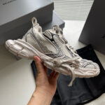 Sneaker Balenciaga bianca e nera, stile streetwear e alta moda, elegante e moderna.