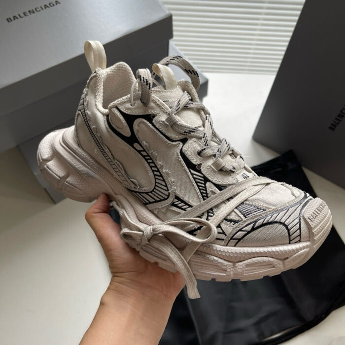 Sneaker Balenciaga con design astratto, stile streetwear e suola spessa, in tonalità neutro raffinato.