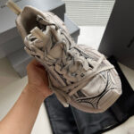 Scarpa da ginnastica artistica in beige, dettagli innovativi e design elegante, con scatole e custodia protettiva