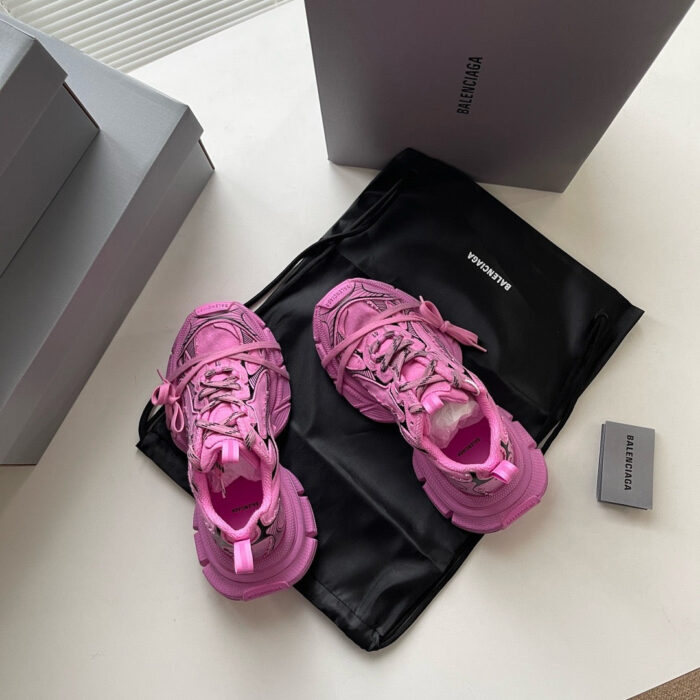 Sneakers rosa shock, borsa nera elegante, sfondo con scatole e dettagli minimalisti.
