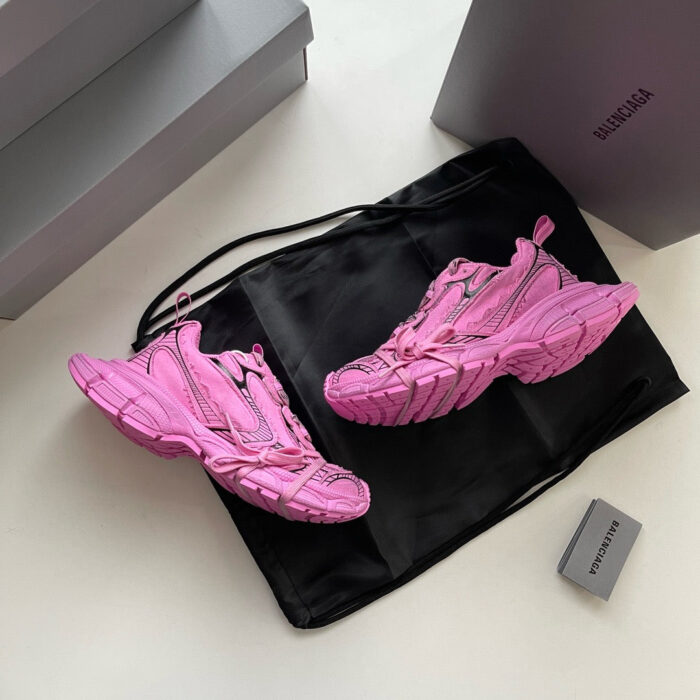 Sneakers rosa moderne con borsa nera, packaging elegante, stile trendy e di alta qualità.