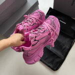 Scarpe da ginnastica rosa trendy nuove con dettagli sportivi in mesh e sintetico.