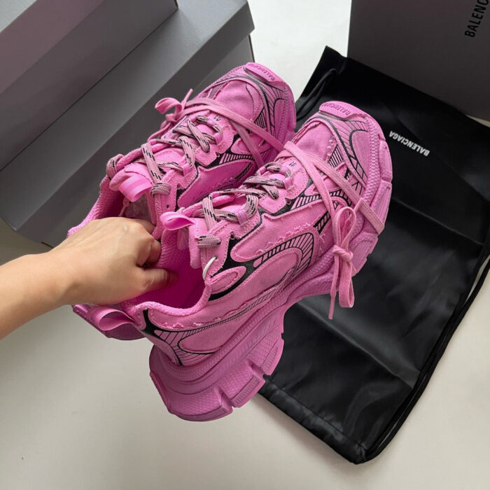 Scarpe da ginnastica rosa trendy nuove con dettagli sportivi in mesh e sintetico.
