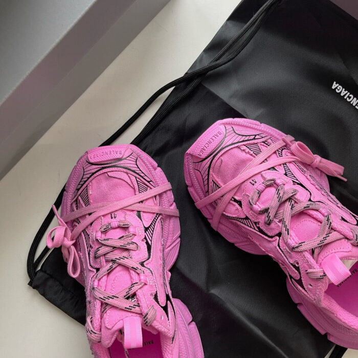 Sneakers rosa sportive con borsa nera elegante, stile moderno e comfort per lattività outdoor.