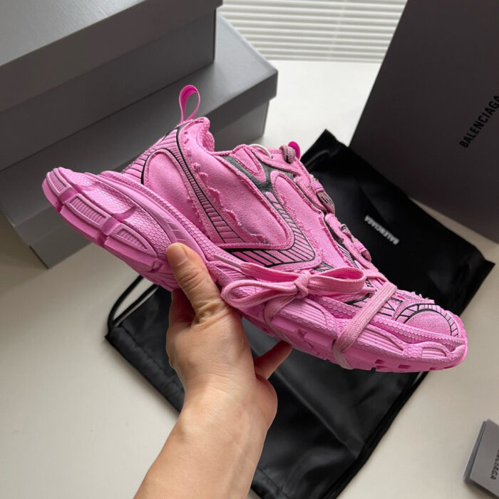 Sneaker da ginnastica rosa vivace, moderna e versatile per uno stile casual e alla moda.