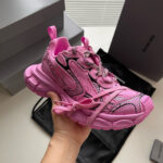 Sneaker rosa moderna con suola spessa, dettagli unici e design alla moda per stile e comfort.