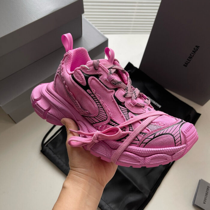 Sneaker rosa moderna con suola spessa, dettagli unici e design alla moda per stile e comfort.