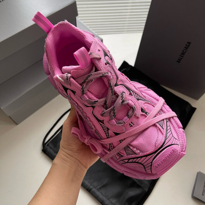 Sneaker rosa vivace con dettagli grigi, design moderno e stile casual e sportivo.
