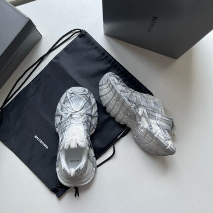 Sneakers Balenciaga di lusso con custodia elegante e scatole minimaliste in stile moderno.