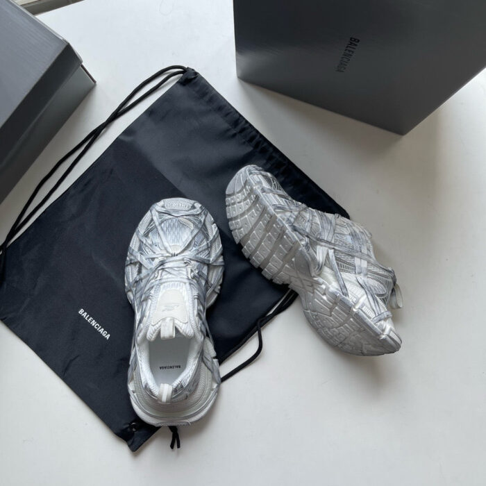 Sneakers Balenciaga di lusso con custodia elegante e scatole minimaliste in stile moderno.