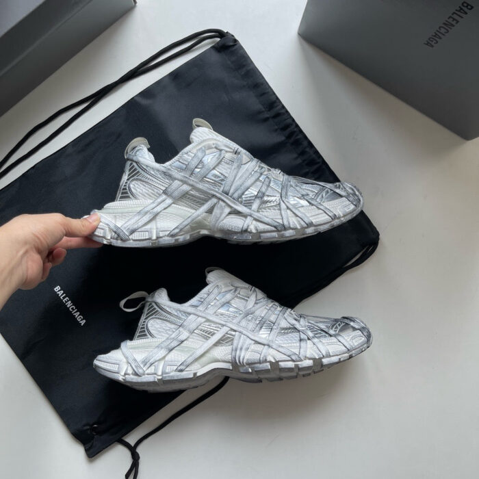 Sneaker futuristica bianca con design elegante e borsa di lusso, perfetta per stile e performance.