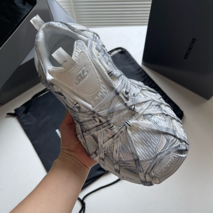 Sneaker moderna e innovativa con design elegante, packaging premium e dettagli sofisticati.