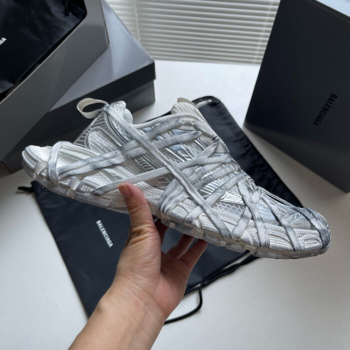 Sneaker bianca moderna con design traforato e dettagli innovativi, originale e di tendenza.