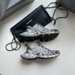 Scarpe sportive moderne con borsa elegante, design trendy e suola traspirante, ideale per attività outdoor.