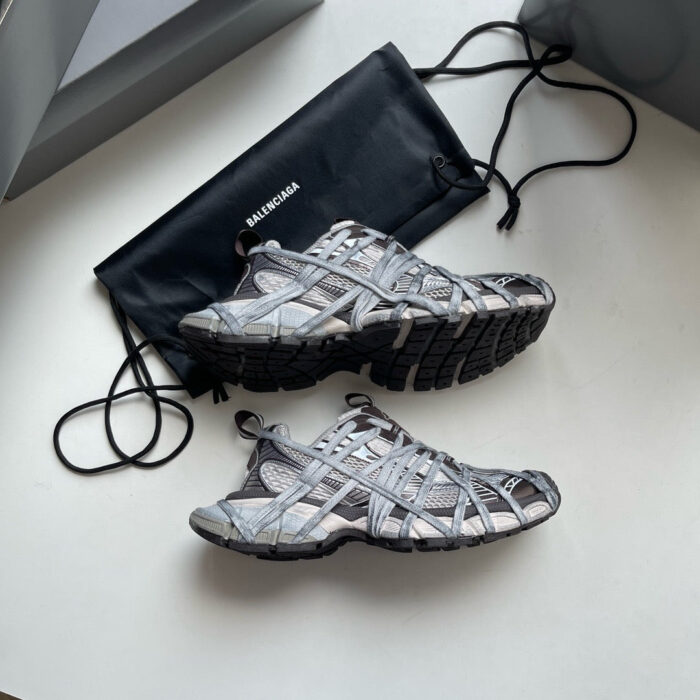 Scarpe sportive moderne con borsa elegante, design trendy e suola traspirante, ideale per attività outdoor.