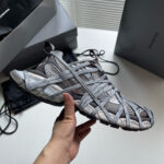 Sneaker di lusso con design a rete e supporto ergonomico, ideale per stile e comfort quotidiano.