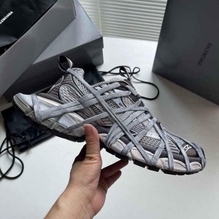 Sneaker di lusso con design a rete e supporto ergonomico, ideale per stile e comfort quotidiano.