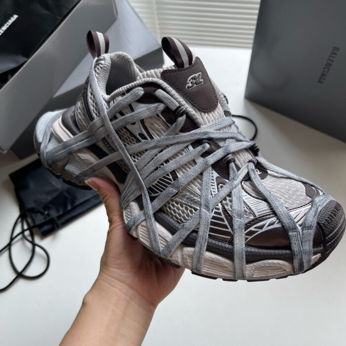 Sneaker sportive moderna con design innovativo, supporto flessibile e stile urban versatile.