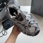 Sneaker moderna con design innovativo, dettagli estetici e elementi atletici, in stile sneaker culture.