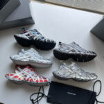 Sei paia di sneakers trendy e variegati in esposizione su superficie luminosa.