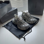 Sneakers moderne in mesh grigio con packaging minimalista e design elegante, perfette per uno stile urbano.