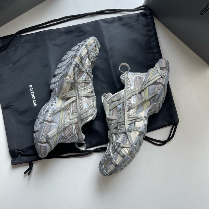 Sneakers da esterno moderni con suola rugged e lacci elasticizzati per attività allaperto.