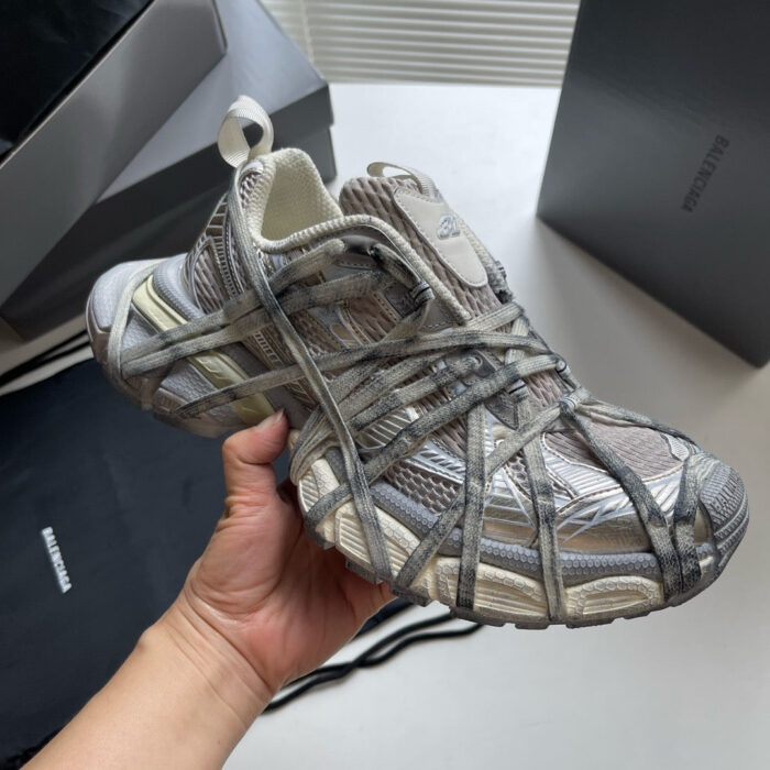 Sneaker moderna con design unico, sistema di lacci innovativo e dettagli estetici eleganti.